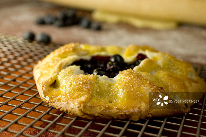 新鲜出炉的蓝莓克罗斯塔塔图片素材