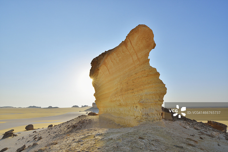 阳光下的沙漠岩层图片素材