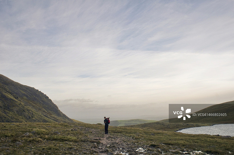 山谷小径上的徒步者图片素材