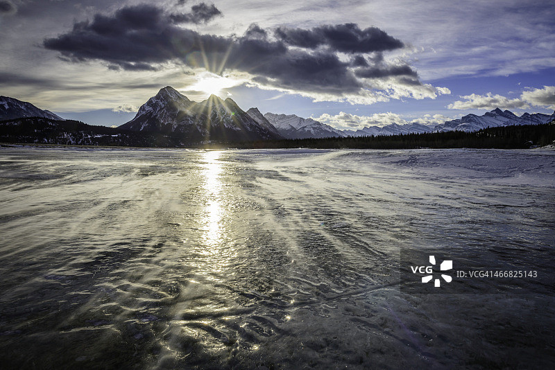 走进阳光图片素材