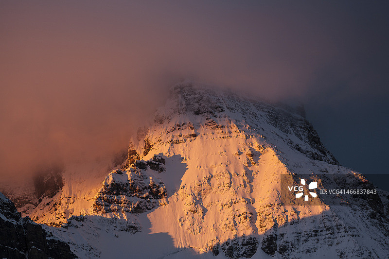 阿西尼博因山日出图片素材