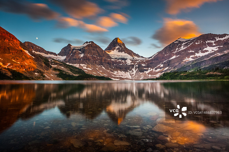 夕阳下的阿西尼博因山图片素材