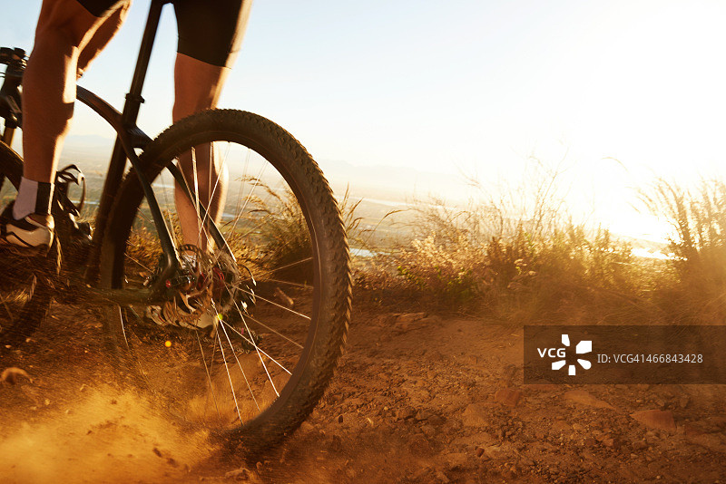 适合经验丰富的自行车手的崎岖地形图片素材