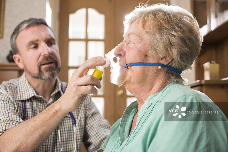 医生安抚哮喘病人图片素材