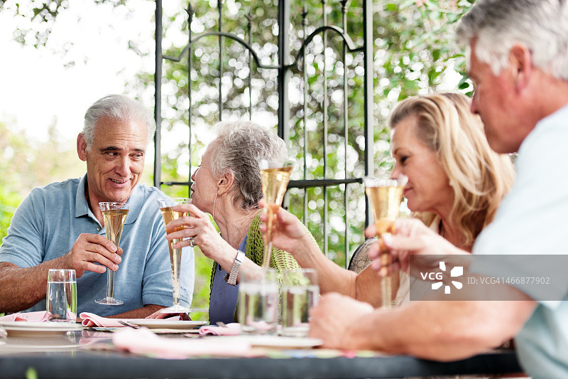 一群老年人在户外聚会图片素材