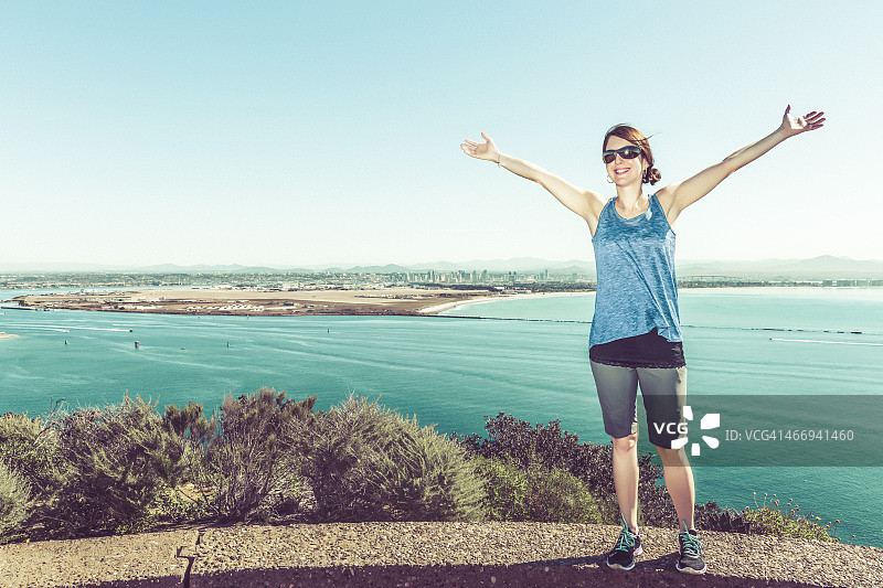 举起双臂的快乐健康女人图片素材