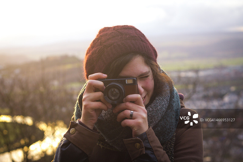 女孩拍照图片素材
