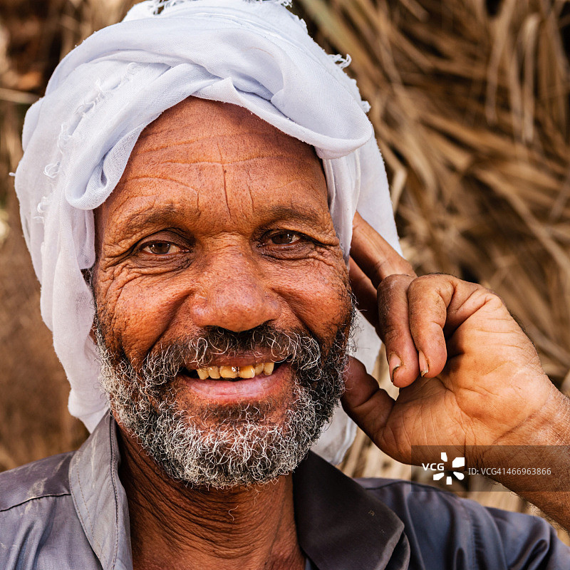 西瓦绿洲撒哈拉沙漠中的穆斯林男子肖像图片素材