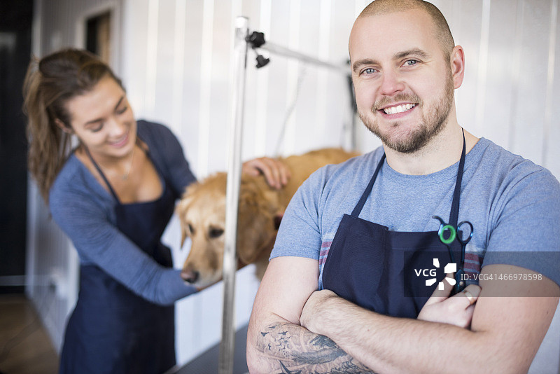 他经营着一家快乐的宠物美容店图片素材