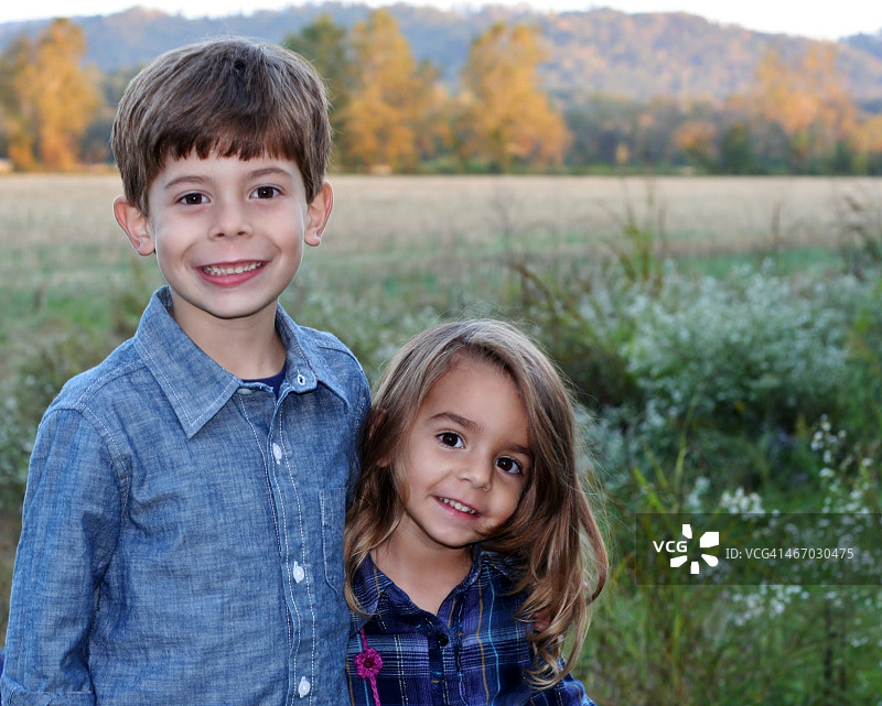 兄妹在山前合影图片素材