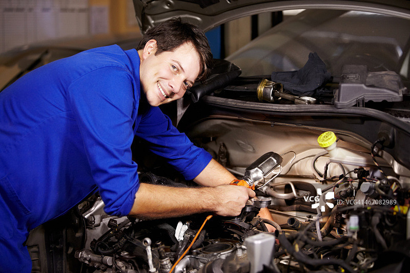 照亮他的工作区域图片素材