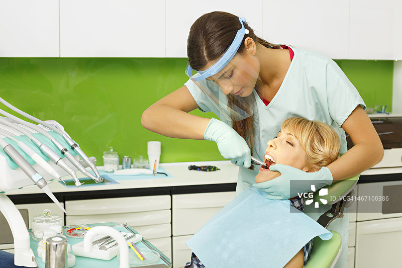 牙科拔牙，牙医工作，牙科拔牙钳图片素材