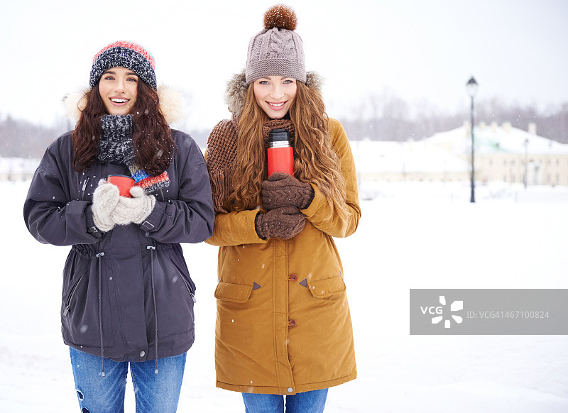 今天没有什么能阻止我们出门！图片素材