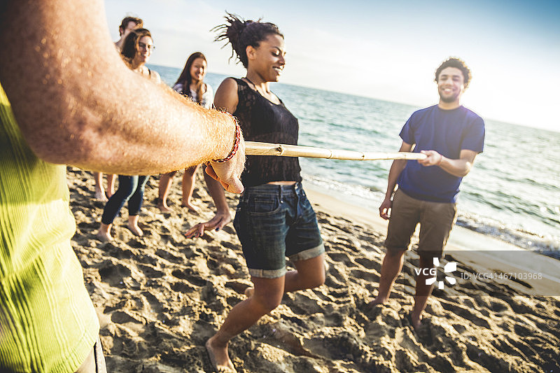 沙滩上的林波舞游戏图片素材