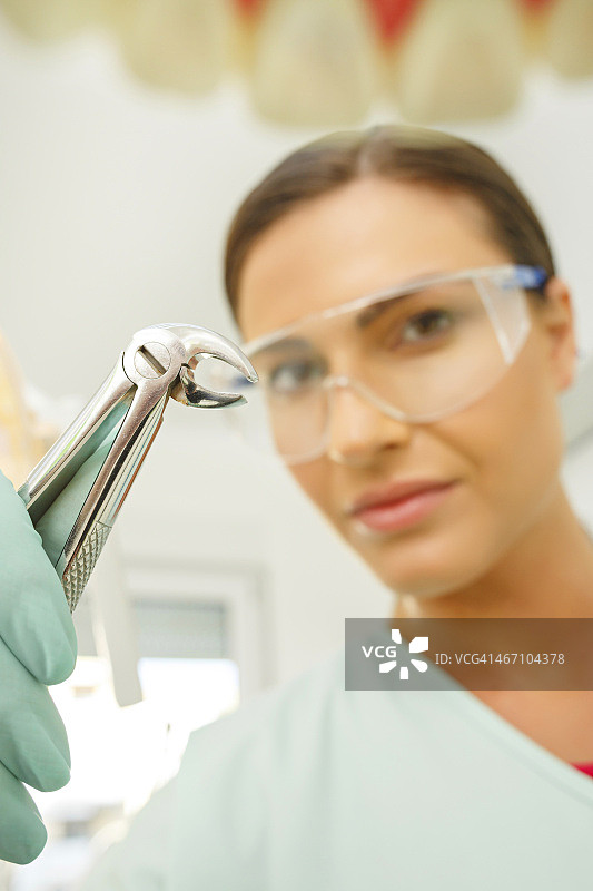 牙科拔牙，牙医工作，牙科拔牙钳图片素材