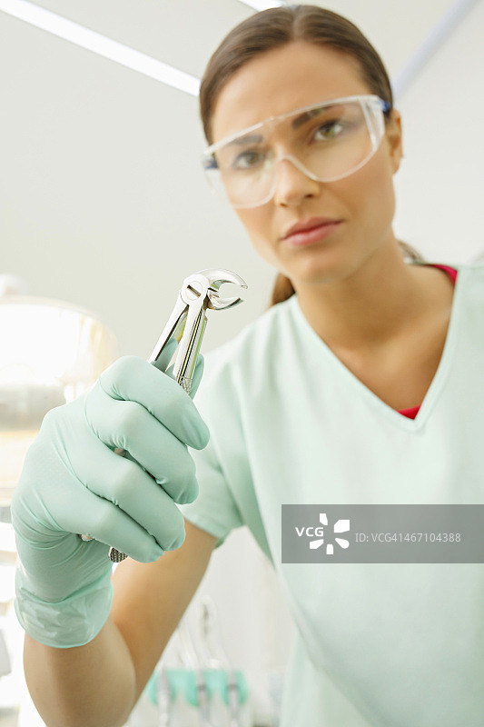 牙科拔牙，牙医工作，牙科拔牙钳图片素材