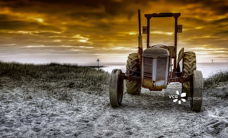 HDR老式比奇拖拉机图片素材