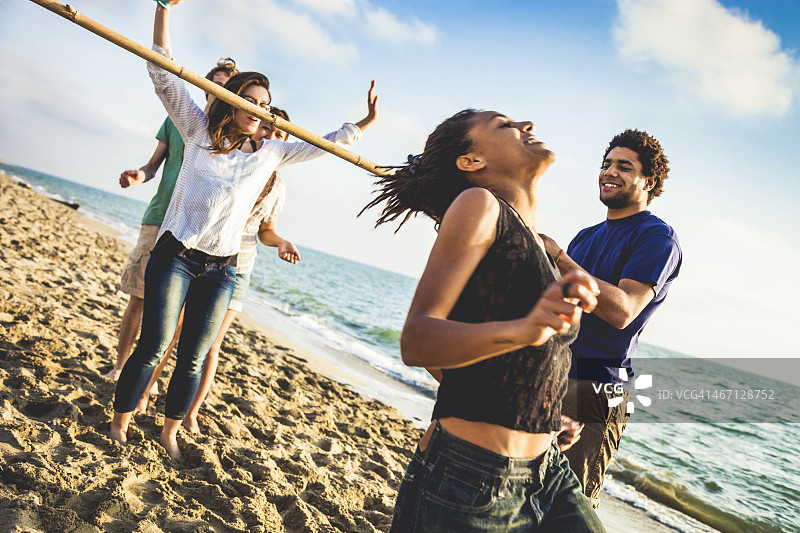 沙滩上的林波舞游戏图片素材