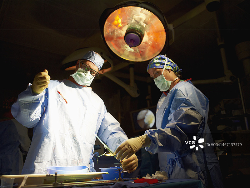 医生进行外科手术图片素材