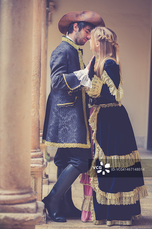 罗密欧与朱丽叶在阳台上牵手图片素材