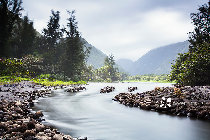 乡村河岸边的岩石图片素材