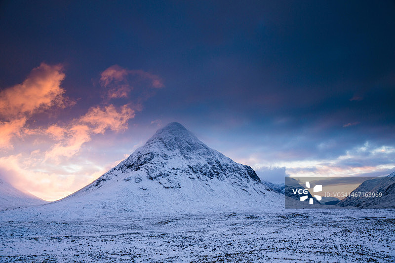 雪景中的岩石山脉图片素材