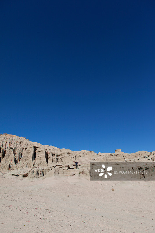 男人在远处遛狗，美国加利福尼亚州红石峡谷州立公园图片素材