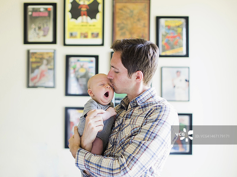 美国加利福尼亚州橙县，父亲亲吻男婴（2-5个月）图片素材