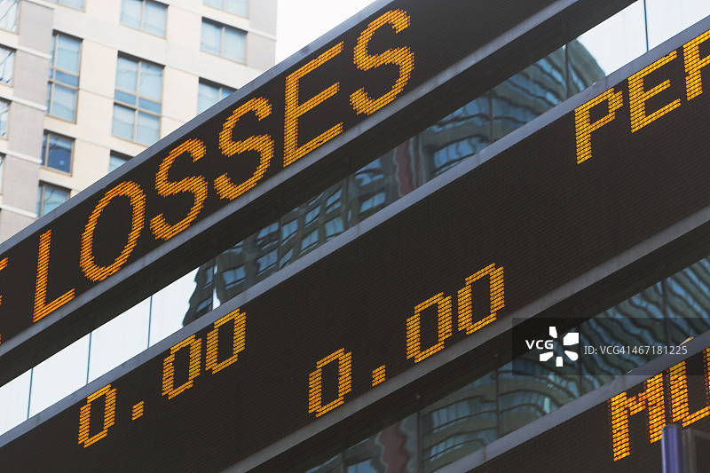 美国纽约市曼哈顿：低角度拍摄的股票行情机图片素材
