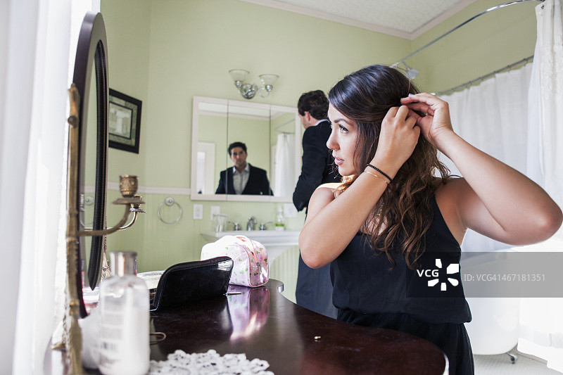 美国华盛顿州埃弗里特，年轻夫妇准备参加聚会图片素材