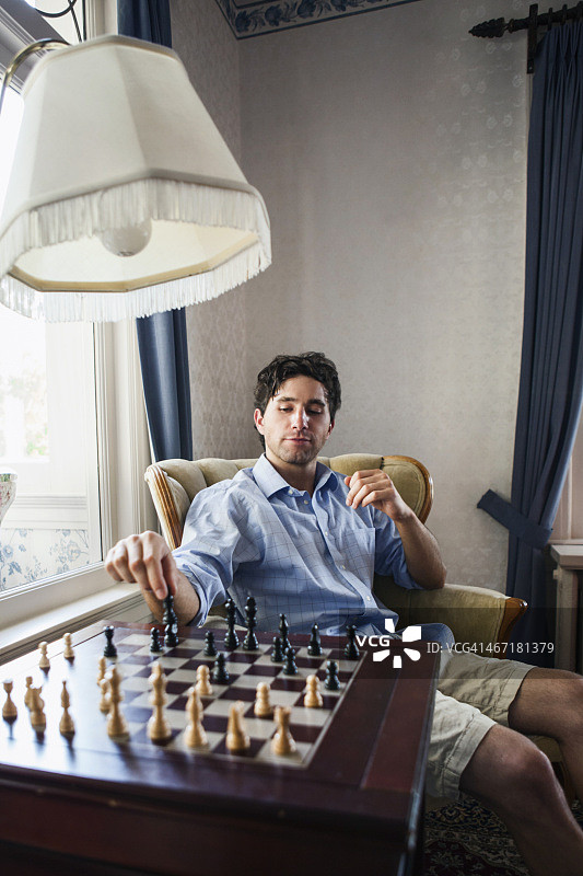 美国华盛顿州埃弗里特：下棋的年轻男子肖像图片素材