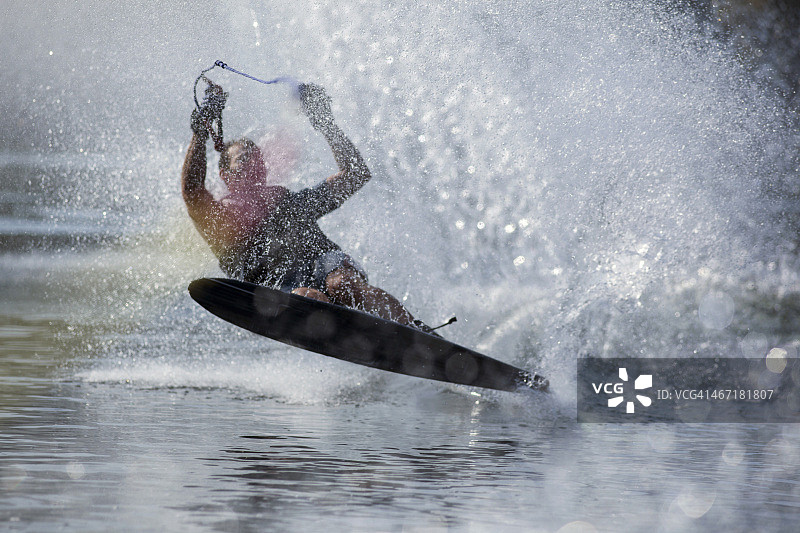 美国蒙大拿州白鱼镇白鱼湖男子滑水图片素材