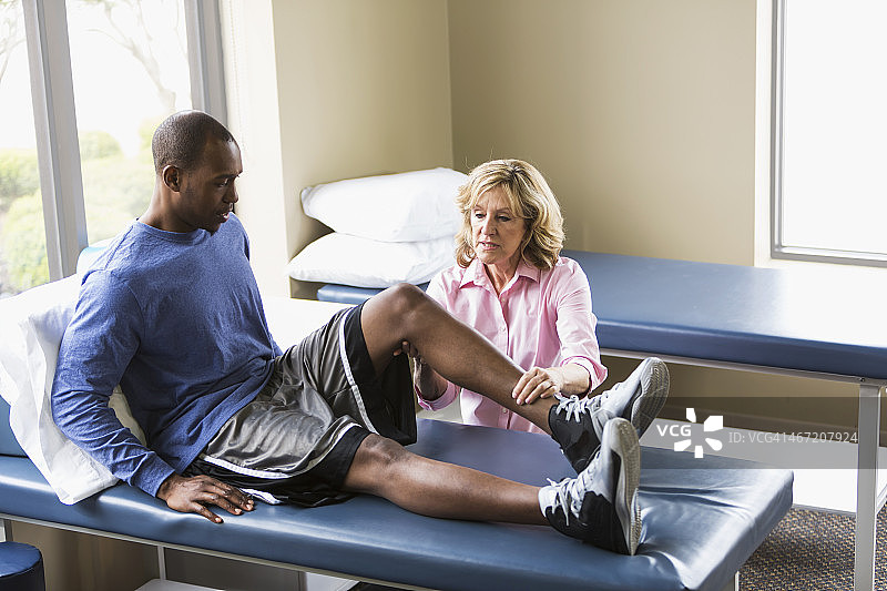 理疗师检查患者图片素材