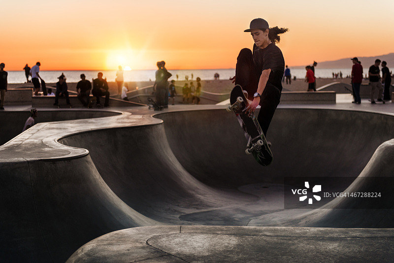 日落时分的滑板运动图片素材