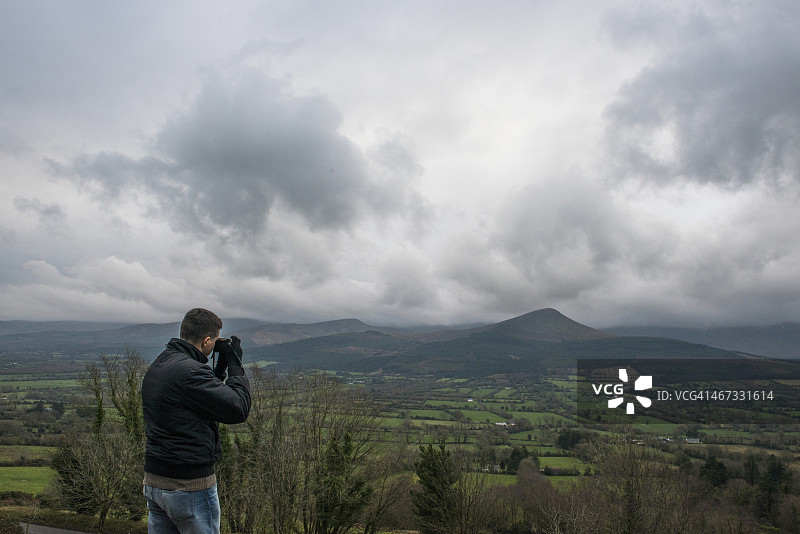 在壮丽景色中的摄影师图片素材