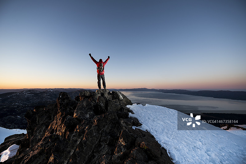 山顶上举起双臂图片素材