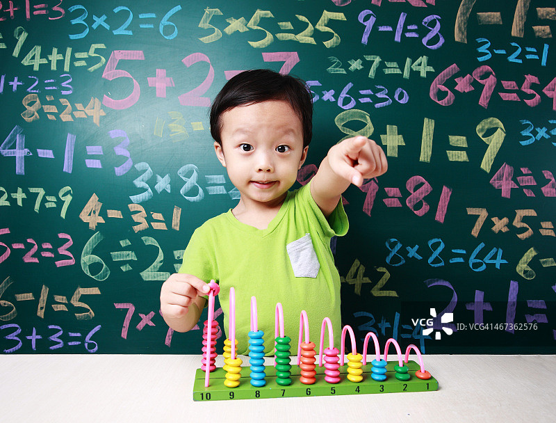 可爱的亚洲儿童做算术图片素材