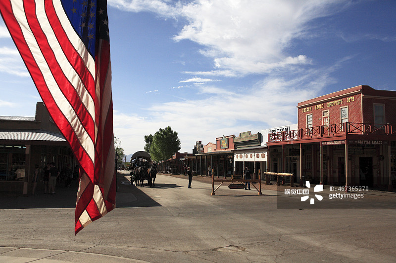 墓碑镇挂着美国国旗的主要街道图片素材