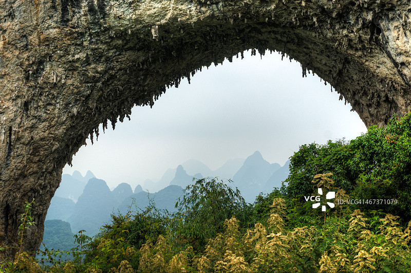 中国阳朔月亮山图片素材