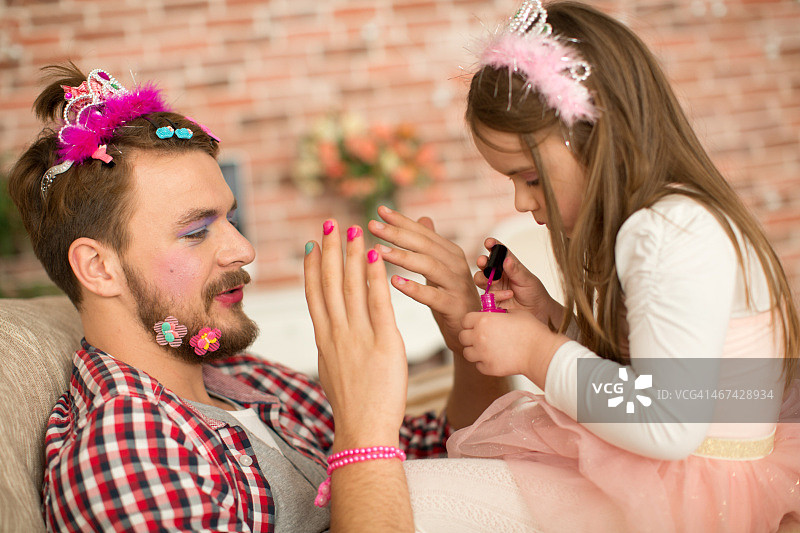 可爱的女儿给爸爸化妆图片素材