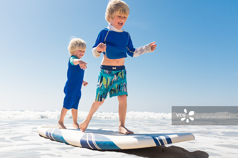 年轻的兄弟冲浪图片素材