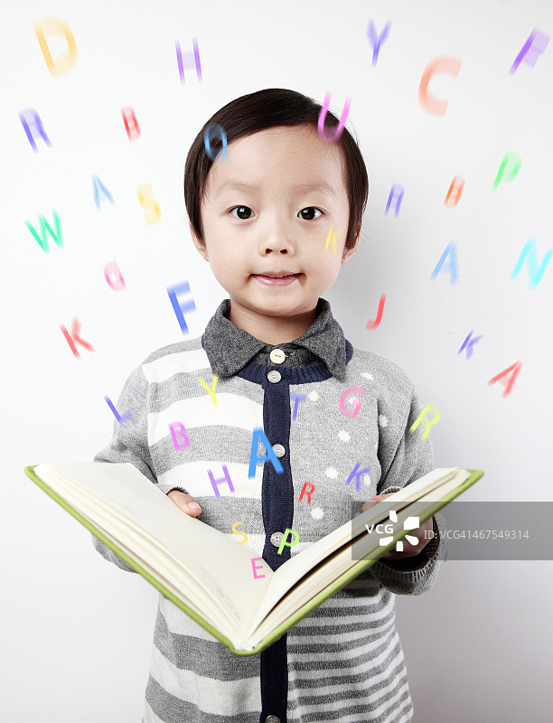 可爱的亚洲儿童与书籍图片素材