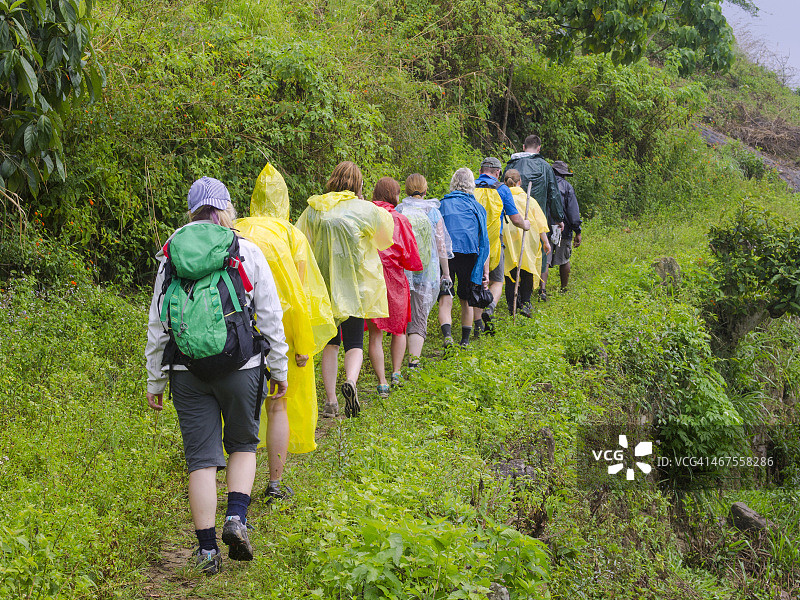雨天在斯里兰卡徒步旅行图片素材