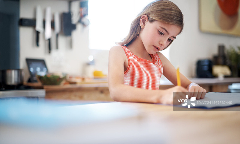 她正在快速完成作业图片素材