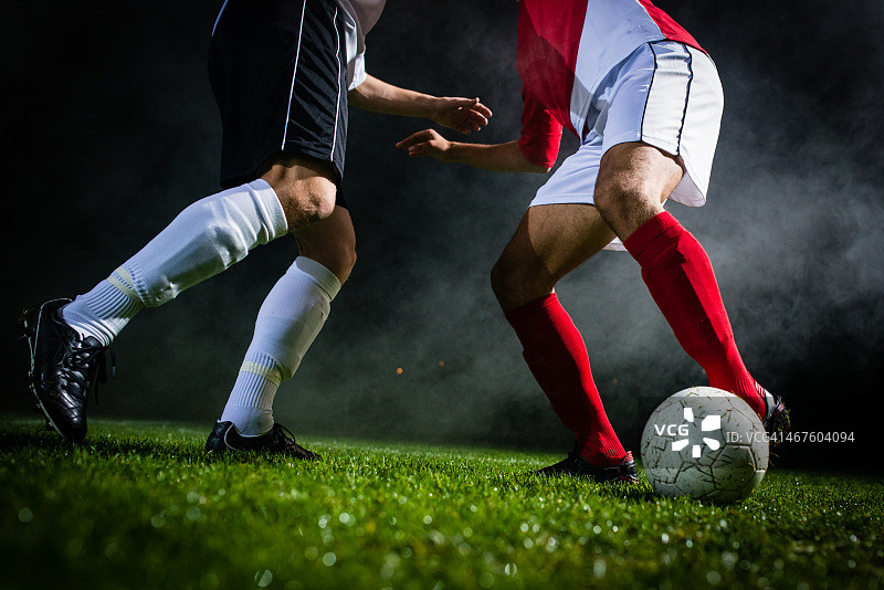 足球运动员运球图片素材