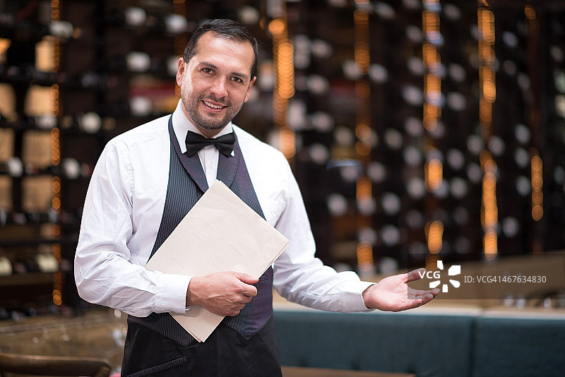 服务员在餐厅欢迎顾客图片素材