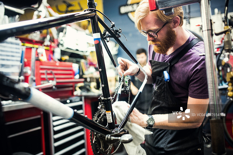 自行车修理店和工作中的男人图片素材
