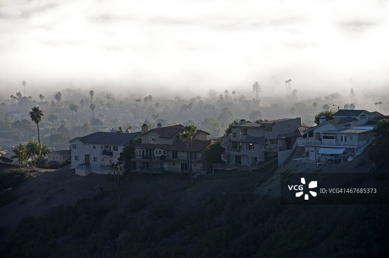 圣克莱门特山丘上的雾景房屋图片素材
