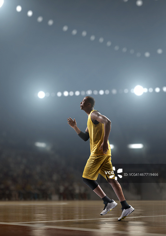 篮球运动员在比赛中图片素材