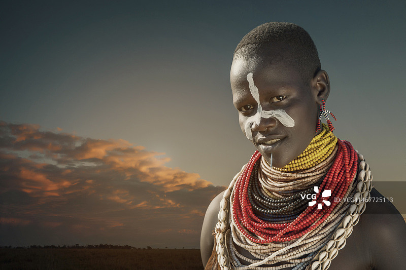 埃塞俄比亚奥莫山谷卡罗族妇女图片素材